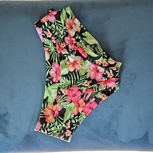 Cleo the Hurricane Pole Shorts, Size XS